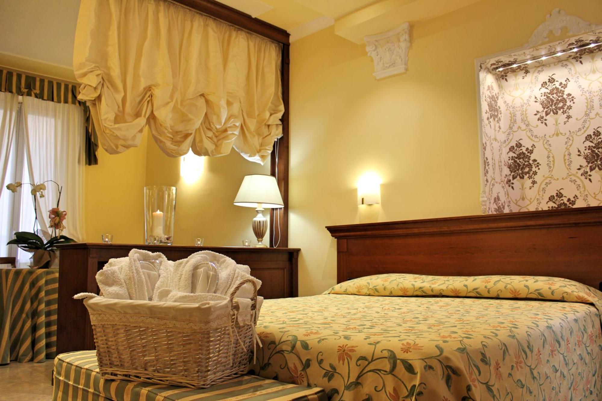 Hotel Astigiana & Appartamenti วาราซเซ ห้อง รูปภาพ